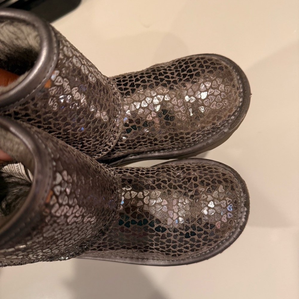 UGG Girls Classic Gel Hearts Boots size 12 Sleek Silver - Picture 2 of 12